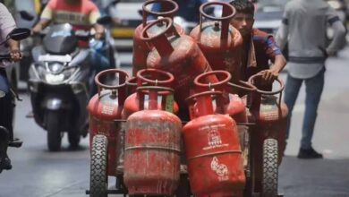 एलपीजी सिलेंडर की लागत 1600 रुपये के पार, हर सिलेंडर पर 700 रुपये की अंडर-रिकवरी एलपीजी सिलेंडर की लागत 1600 रुपये के पार, हर सिलेंडर पर 700 रुपये की अंडर-रिकवरी
