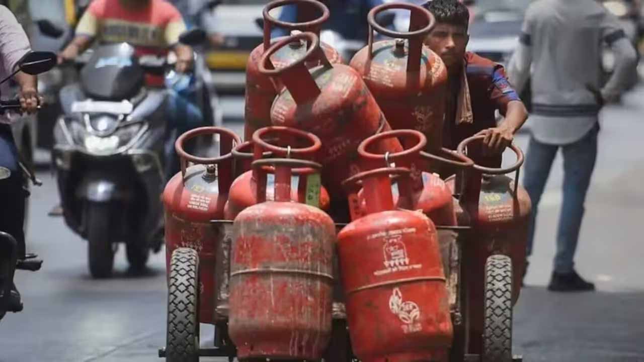 एलपीजी सिलेंडर की लागत 1600 रुपये के पार, हर सिलेंडर पर 700 रुपये की अंडर-रिकवरी एलपीजी सिलेंडर की लागत 1600 रुपये के पार, हर सिलेंडर पर 700 रुपये की अंडर-रिकवरी