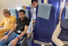 एक ही फ्लाइट में फडणवीस-उद्धव, शिंदे के बयान से बढ़ी सियासी हलचल