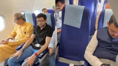 एक ही फ्लाइट में फडणवीस-उद्धव, शिंदे के बयान से बढ़ी सियासी हलचल