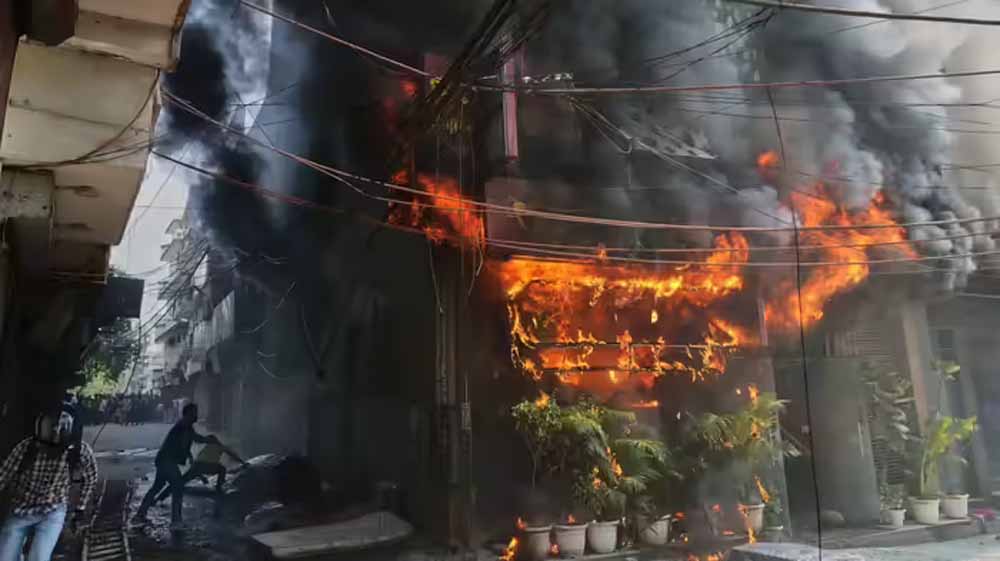 मालवीय नगर अग्निकांड: 21 की मौत, रेस्टोरेंट में भीषण आग से मचा हड़कंप मालवीय नगर अग्निकांड: 21 की मौत, रेस्टोरेंट में भीषण आग से मचा हड़कंप