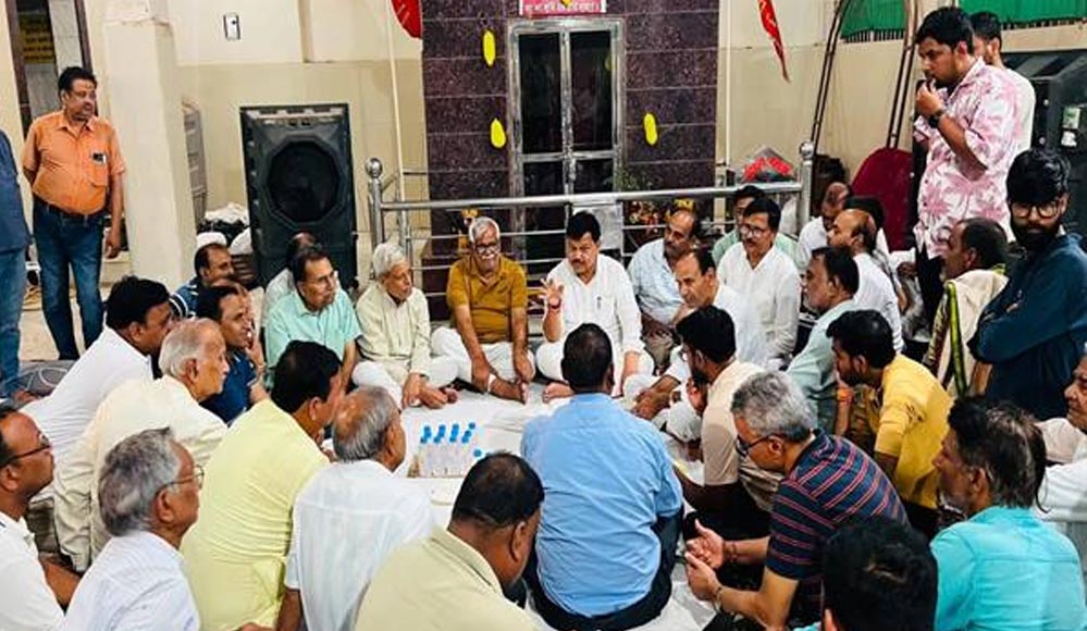 माता मंदिर में रात्रि विश्राम के दौरान ऊर्जा मंत्री तोमर ने लगाई जन चौपाल माता मंदिर में रात्रि विश्राम के दौरान ऊर्जा मंत्री तोमर ने लगाई जन चौपाल