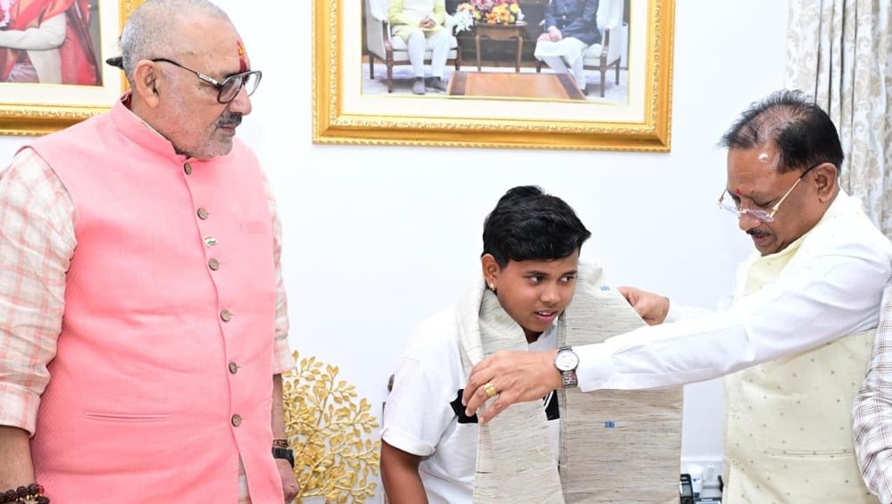 श्रीलंका दौरे के लिए भारतीय अंडर-19 महिला क्रिकेट टीम की उपकप्तान बनीं महक नरवासे : मुख्यमंत्री विष्णु देव साय ने किया सम्मानित श्रीलंका दौरे के लिए भारतीय अंडर-19 महिला क्रिकेट टीम की उपकप्तान बनीं महक नरवासे : मुख्यमंत्री विष्णु देव साय ने किया सम्मानित