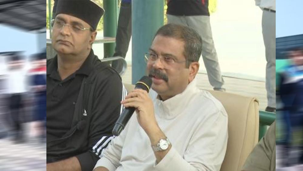 केंद्रीय शिक्षा मंत्री प्रधान ने शूटिंग अकादमी में खिलाड़ियों से किया संवाद केंद्रीय शिक्षा मंत्री प्रधान ने शूटिंग अकादमी में खिलाड़ियों से किया संवाद