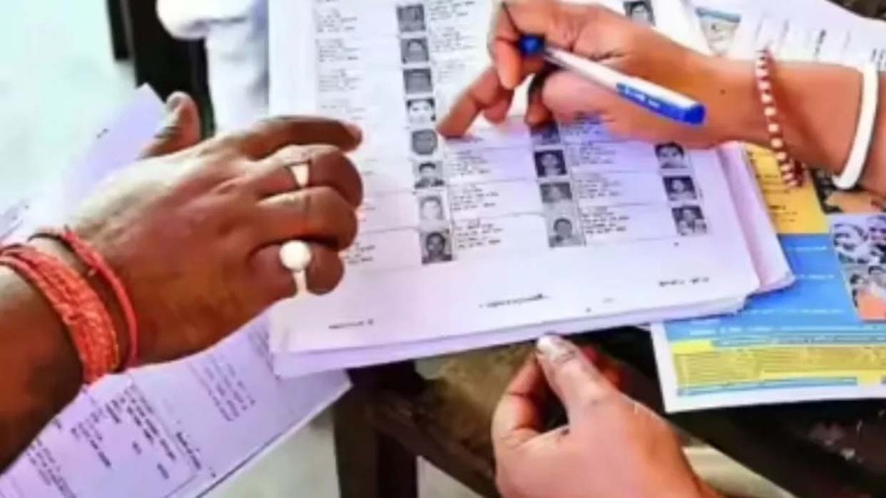 झारखंड में मतदाता सूची पुनरीक्षण शुरू, बीएलओ घर-घर जाकर करेंगे गणना प्रपत्र वितरण झारखंड में मतदाता सूची पुनरीक्षण शुरू, बीएलओ घर-घर जाकर करेंगे गणना प्रपत्र वितरण