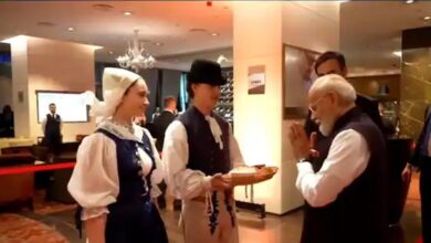 रोटी-नमक और ‘वंदे मातरम्’ से हुआ PM मोदी का भव्य स्वागत, स्लोवाकिया दौरे से खुलेंगे रिश्तों के नए अध्याय रोटी-नमक और ‘वंदे मातरम्’ से हुआ PM मोदी का भव्य स्वागत, स्लोवाकिया दौरे से खुलेंगे रिश्तों के नए अध्याय