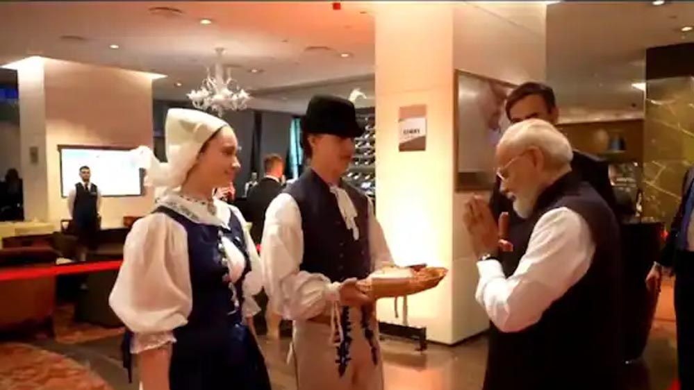 रोटी-नमक और ‘वंदे मातरम्’ से हुआ PM मोदी का भव्य स्वागत, स्लोवाकिया दौरे से खुलेंगे रिश्तों के नए अध्याय रोटी-नमक और ‘वंदे मातरम्’ से हुआ PM मोदी का भव्य स्वागत, स्लोवाकिया दौरे से खुलेंगे रिश्तों के नए अध्याय