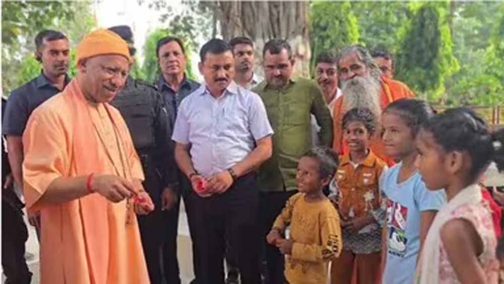 गोरखनाथ मंदिर में सीएम योगी का जनता दर्शन, 200 से अधिक फरियाद सुनी