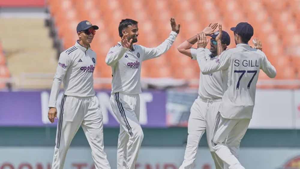 भारत की पकड़ मजबूत, अफगानिस्तान पर फॉलोऑन का खतरा; डेब्यूटेंट मानव सुथार ने बरपाया कहर भारत की पकड़ मजबूत, अफगानिस्तान पर फॉलोऑन का खतरा; डेब्यूटेंट मानव सुथार ने बरपाया कहर