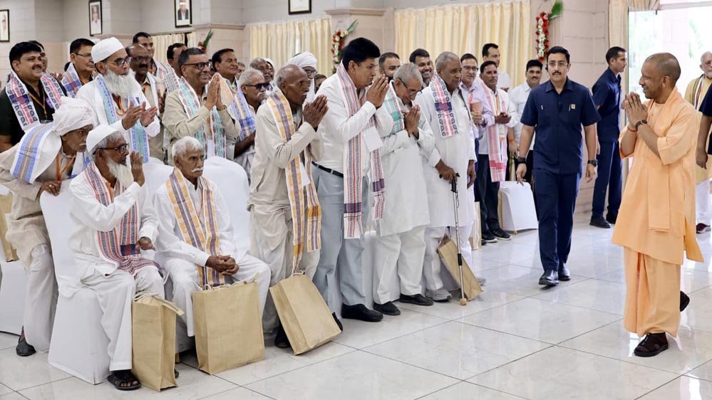 सीएम योगी का आभार जताने पहली उड़ान से लखनऊ आए जेवर के किसान, बोले- सपना कर दिया साकार सीएम योगी का आभार जताने पहली उड़ान से लखनऊ आए जेवर के किसान, बोले- सपना कर दिया साकार