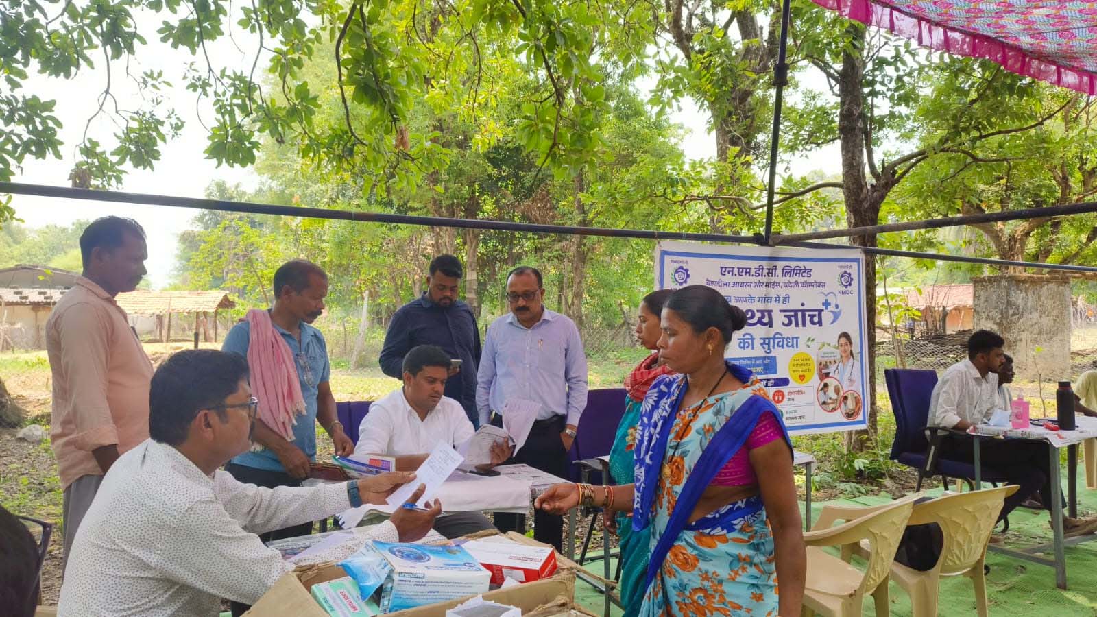 एनएमडीसी की CSR पहल: दंतेवाड़ा के 10 गांवों में निःशुल्क स्वास्थ्य शिविर से सैकड़ों ग्रामीण लाभान्वित एनएमडीसी की CSR पहल: दंतेवाड़ा के 10 गांवों में निःशुल्क स्वास्थ्य शिविर से सैकड़ों ग्रामीण लाभान्वित