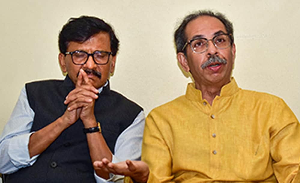 15 करोड़ का ऑफर और UBT में बड़ी टूट! 6 सांसद दिल्ली पहुंचे, क्या उद्धव के चाणक्य ने पलट दी बाजी? 15 करोड़ का ऑफर और UBT में बड़ी टूट! 6 सांसद दिल्ली पहुंचे, क्या उद्धव के चाणक्य ने पलट दी बाजी?