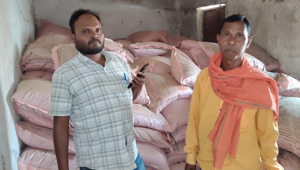 जशपुर में किसानों को खाद-बीज की पर्याप्त उपलब्धता, प्रशासन की कड़ी निगरानी से कालाबाजारी पर रोक जशपुर में किसानों को खाद-बीज की पर्याप्त उपलब्धता, प्रशासन की कड़ी निगरानी से कालाबाजारी पर रोक