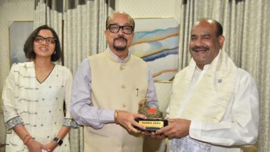 राज्यपाल रमेन डेका ने किया लोकसभा अध्यक्ष बिड़ला का आत्मीय स्वागत राज्यपाल रमेन डेका ने किया लोकसभा अध्यक्ष बिड़ला का आत्मीय स्वागत