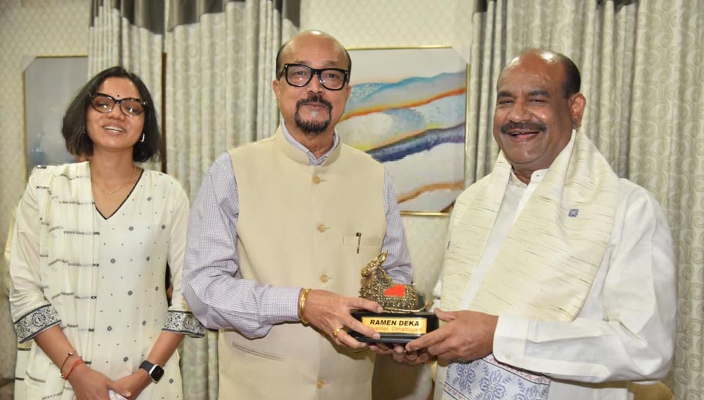 राज्यपाल रमेन डेका ने किया लोकसभा अध्यक्ष बिड़ला का आत्मीय स्वागत राज्यपाल रमेन डेका ने किया लोकसभा अध्यक्ष बिड़ला का आत्मीय स्वागत