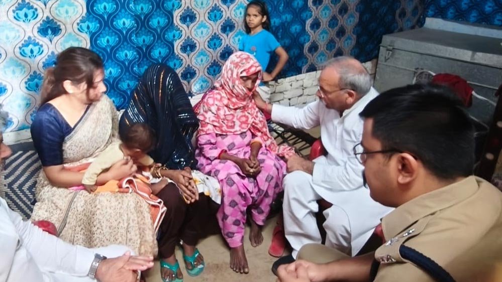 मुख्यमंत्री राहत कोष से मिली मदद, पीड़ित परिवार को मिला संबल मुख्यमंत्री राहत कोष से मिली मदद, पीड़ित परिवार को मिला संबल