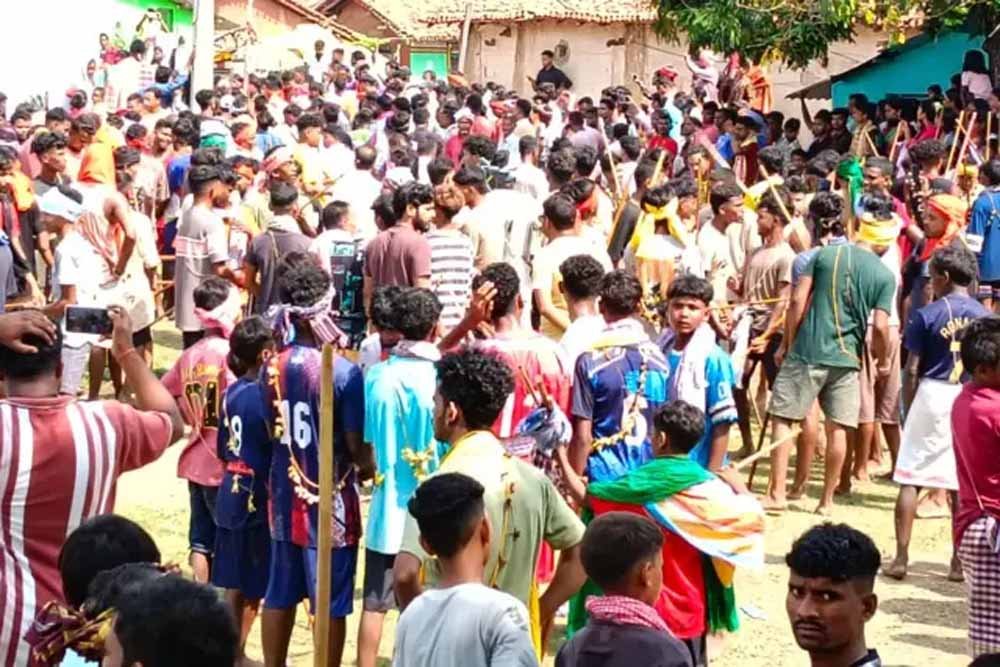 खरसावां में अंगारों पर नंगे पांव शिवभक्तों की आस्था खरसावां में अंगारों पर नंगे पांव शिवभक्तों की आस्था