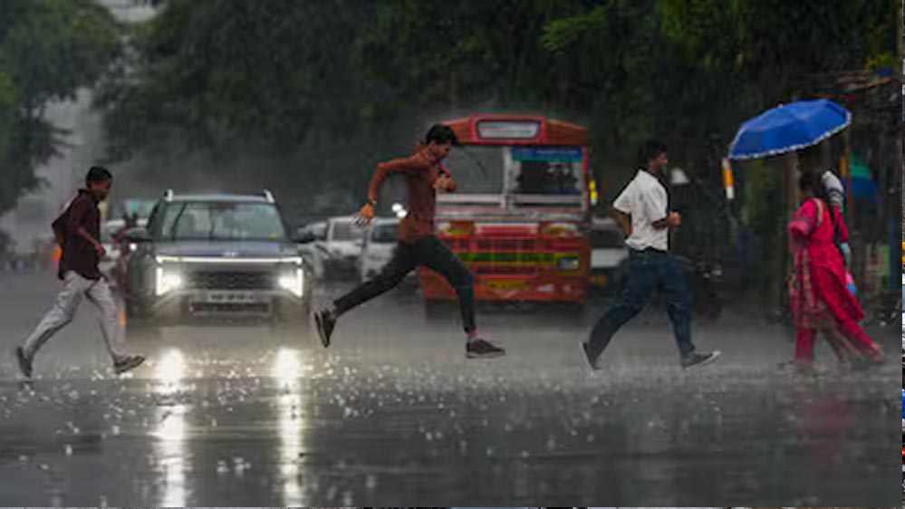 Mumbai Monsoon: बारिश से बेहाल मुंबई, अंधेरी सबवे डूबा; कई इलाकों में जलभराव, IMD का येलो अलर्ट जारी Mumbai Monsoon: बारिश से बेहाल मुंबई, अंधेरी सबवे डूबा; कई इलाकों में जलभराव, IMD का येलो अलर्ट जारी