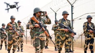 मालदा बॉर्डर पर हाई वोल्टेज ड्रामा! घुसपैठियों को रोकने पहुंची BSF का 7000 लोगों ने घेरा रास्ता मालदा बॉर्डर पर हाई वोल्टेज ड्रामा! घुसपैठियों को रोकने पहुंची BSF का 7000 लोगों ने घेरा रास्ता