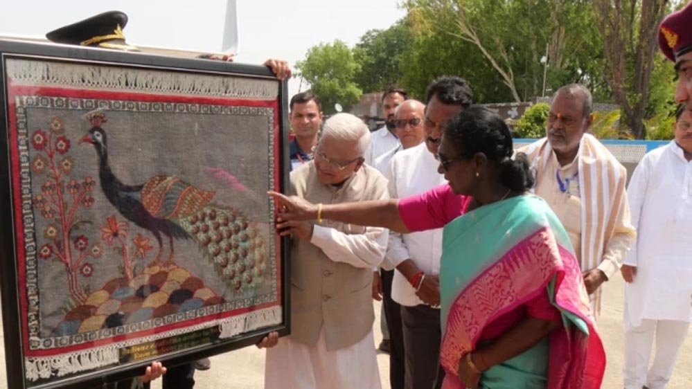 चीता परिवार को देखने के बाद राष्ट्रपति लौटीं दिल्ली, ग्वालियर एयरपोर्ट पर हुआ भव्य विदाई समारोह चीता परिवार को देखने के बाद राष्ट्रपति लौटीं दिल्ली, ग्वालियर एयरपोर्ट पर हुआ भव्य विदाई समारोह