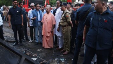 अलीगढ़ से सीधे अग्निकांड स्थल पहुंचे मुख्यमंत्री योगी अलीगढ़ से सीधे अग्निकांड स्थल पहुंचे मुख्यमंत्री योगी