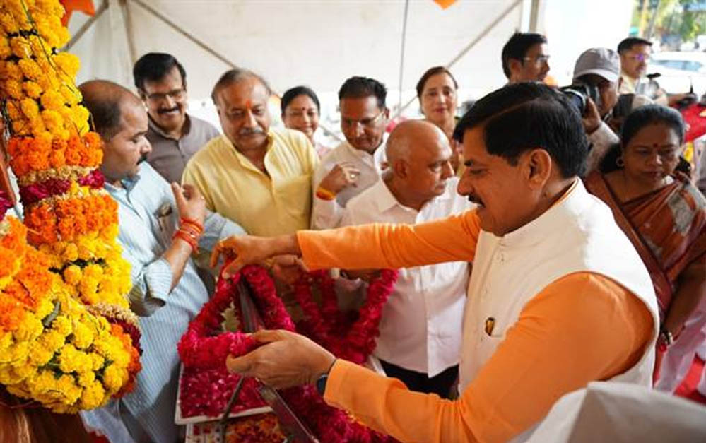मुख्यमंत्री डॉ. यादव ने डॉ. श्यामा प्रसाद मुखर्जी के बलिदान दिवस पर उनकी प्रतिमा पर पुष्पांजलि अर्पित कर श्रद्धांजलि दी मुख्यमंत्री डॉ. यादव ने डॉ. श्यामा प्रसाद मुखर्जी के बलिदान दिवस पर उनकी प्रतिमा पर पुष्पांजलि अर्पित कर श्रद्धांजलि दी