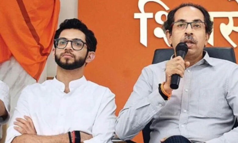 आदित्य के लिए ‘कुर्बानी’ देने वाला नेता भी बागी, उद्धव ठाकरे के सामने गहराया अस्तित्व का संकट आदित्य के लिए ‘कुर्बानी’ देने वाला नेता भी बागी, उद्धव ठाकरे के सामने गहराया अस्तित्व का संकट