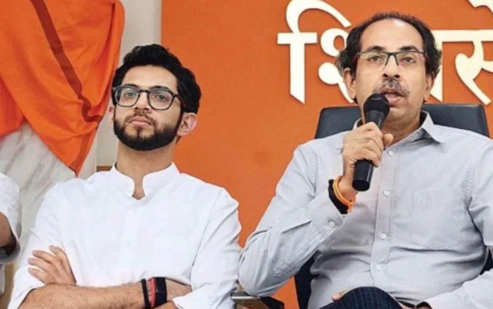 आदित्य के लिए ‘कुर्बानी’ देने वाला नेता भी बागी, उद्धव ठाकरे के सामने गहराया अस्तित्व का संकट आदित्य के लिए ‘कुर्बानी’ देने वाला नेता भी बागी, उद्धव ठाकरे के सामने गहराया अस्तित्व का संकट