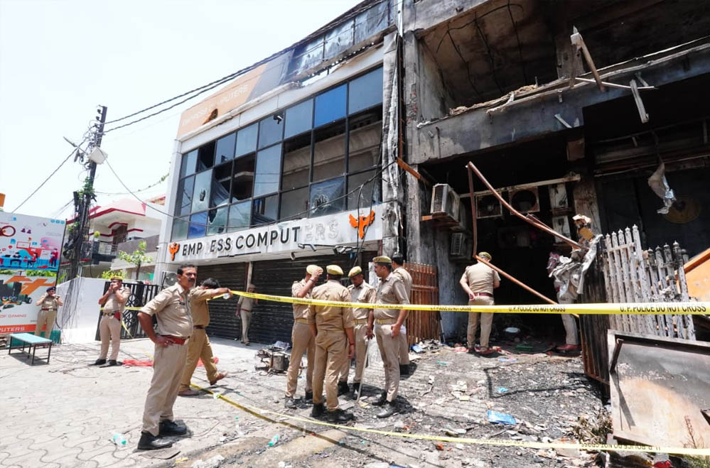 एसआईटी ने की अग्निकांड स्थल की पड़ताल, घायलों से भी मिला जांच दल एसआईटी ने की अग्निकांड स्थल की पड़ताल, घायलों से भी मिला जांच दल