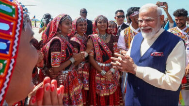 तीन दिवसीय दौरे पर सेशल्स पहुंचे PM मोदी, राष्ट्रपति पैट्रिक हर्मिनी ने किया भव्य स्वागत