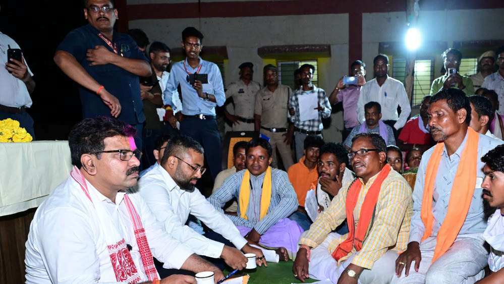 रायपुर : किसकोड़ो, जहां कभी लगती थी नक्सलियों की चौपाल, वहीं उप मुख्यमंत्री शर्मा ने लगाई जनचौपाल