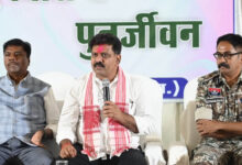 रायपुर : पुनर्वासित युवाओं से मिले उप मुख्यमंत्री विजय शर्मा और वन मंत्री केदार कश्यप
