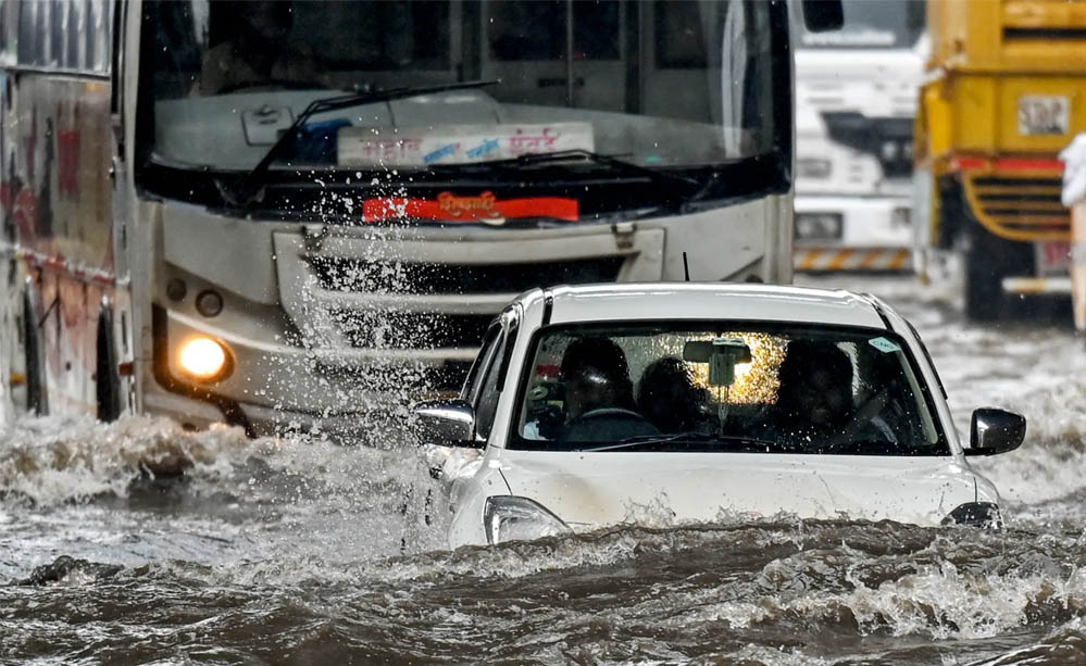 Mumbai Rain: भारी बारिश से मुंबई बेहाल, ट्रैफिक ठप, अंधेरी सबवे बंद और कई इलाकों में जलभराव