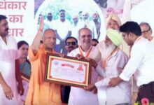 मुख्यमंत्री ने विभिन्न योजनाओं के लाभार्थियों को दिया आवंटन पत्र, चेक, मकान की चाबी व सम्मान