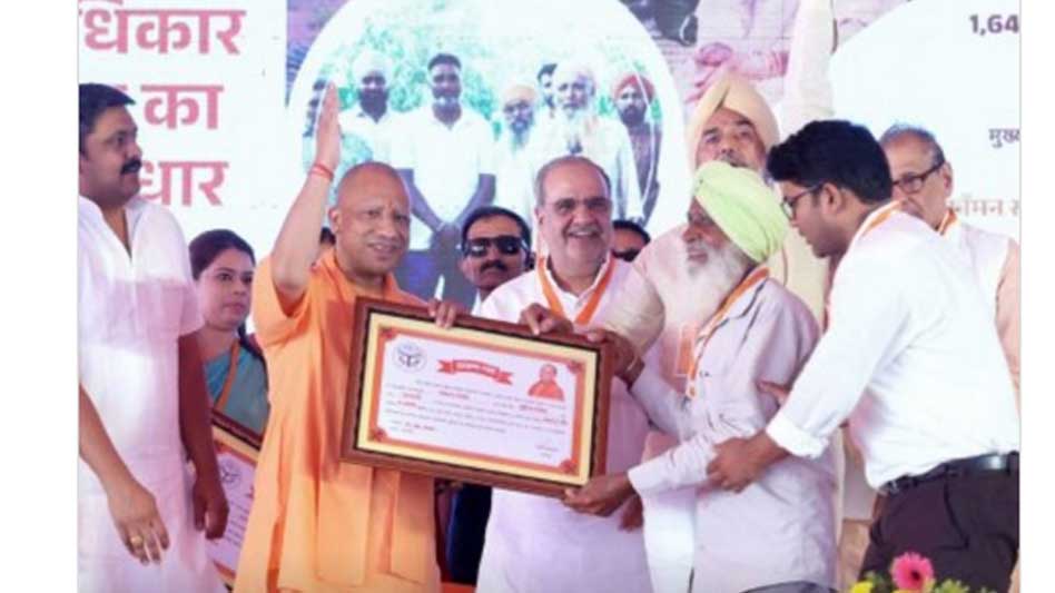 मुख्यमंत्री ने विभिन्न योजनाओं के लाभार्थियों को दिया आवंटन पत्र, चेक, मकान की चाबी व सम्मान