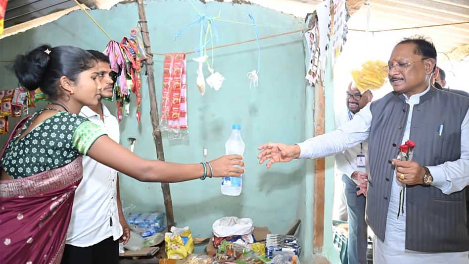 जब मुख्यमंत्री रुके एक छोटी-सी किराना दुकान पर… और सामने थी बदलाव की बड़ी कहानी जब मुख्यमंत्री रुके एक छोटी-सी किराना दुकान पर… और सामने थी बदलाव की बड़ी कहानी