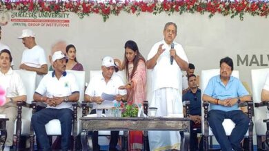 35 हजार से अधिक छात्रों, प्राध्यापकों ने सामूहिक योग कर बनाया विश्व रिकॉर्ड 35 हजार से अधिक छात्रों, प्राध्यापकों ने सामूहिक योग कर बनाया विश्व रिकॉर्ड