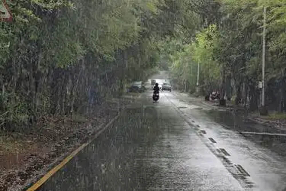 MP Weather: भोपाल-सीहोर समेत कई इलाकों में बारिश, 50 जिलों में अलर्ट; खरगोन में आकाशीय बिजली से 2 की मौत