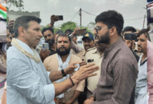 रतलाम से पैदल भोपाल पहुंचे दो कांग्रेस कार्यकर्ता, निष्कासन के विरोध में PCC कार्यालय के बाहर धरने पर बैठे