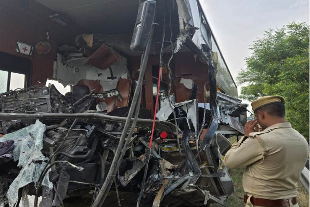 यमुना एक्सप्रेसवे पर भीषण हादसा, ट्रक से टकराई वोल्वो बस; 4 यात्रियों की मौत, 19 घायल यमुना एक्सप्रेसवे पर भीषण हादसा, ट्रक से टकराई वोल्वो बस; 4 यात्रियों की मौत, 19 घायल