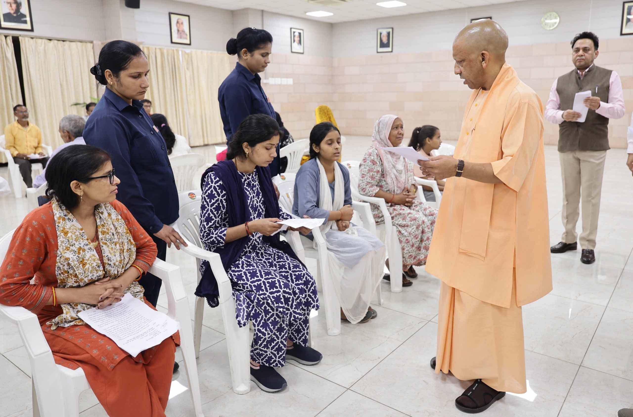 लखनऊ में ‘जनता दर्शन’: सीएम योगी ने सुनीं फरियादियों की समस्याएं लखनऊ में ‘जनता दर्शन’: सीएम योगी ने सुनीं फरियादियों की समस्याएं