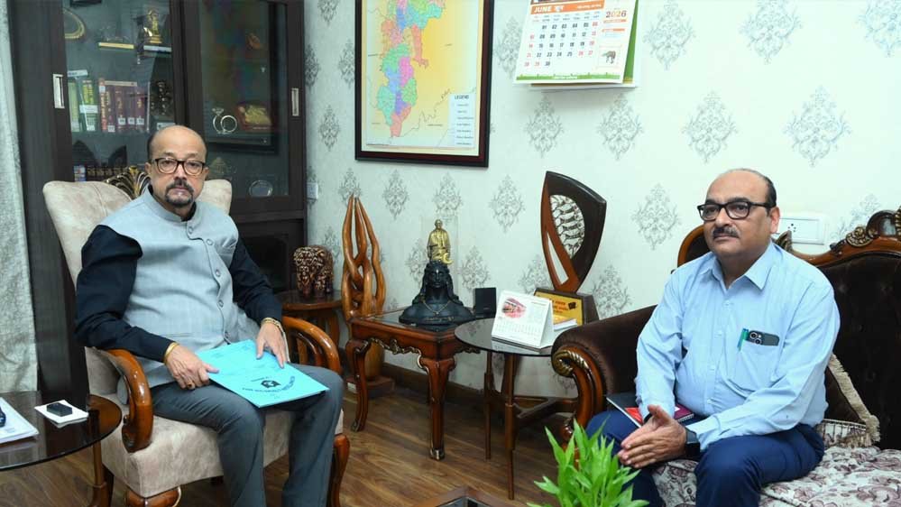 राज्यपाल रमेन डेका से मुख्य सचिव ने सौजन्य भेंट की राज्यपाल रमेन डेका से मुख्य सचिव ने सौजन्य भेंट की