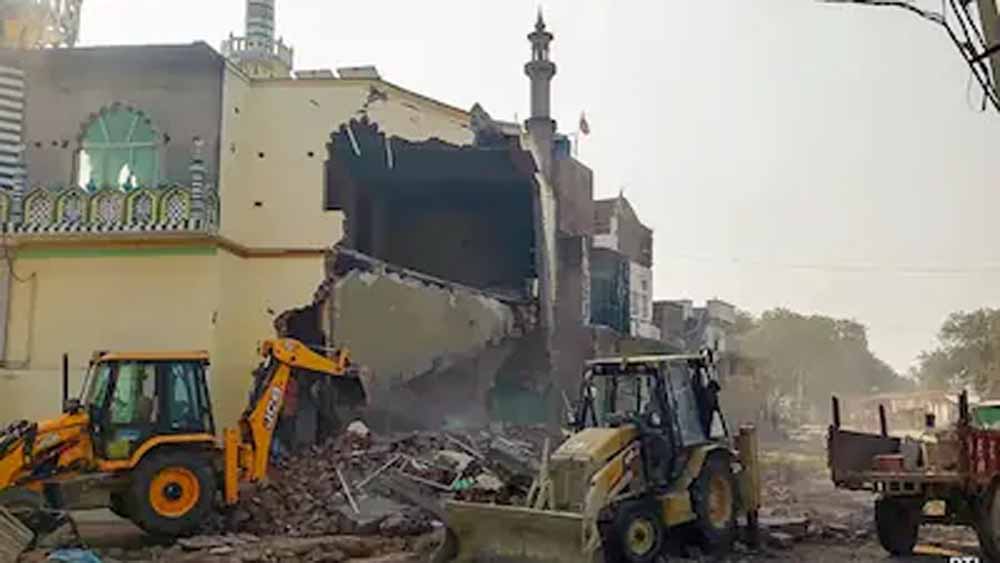 200 साल पुरानी मस्जिद पर चला बुलडोजर, हाईकोर्ट के फैसले के बाद बड़ी कार्रवाई