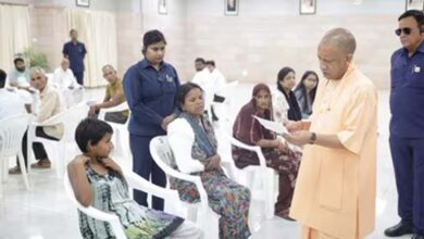 लखनऊ में जनता दर्शन, सीएम योगी ने सुनीं फरियादियों की समस्याएं, दिए सख्त निर्देश