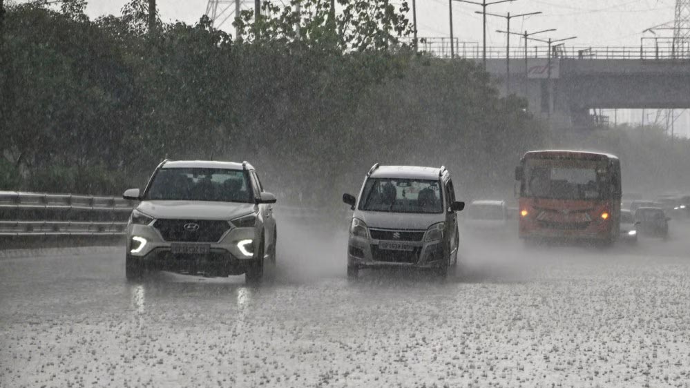 मॉनसून ने दी दस्तक: 16 राज्यों में बारिश का अलर्ट, यूपी से बंगाल तक झमाझम बरसेंगे बादल