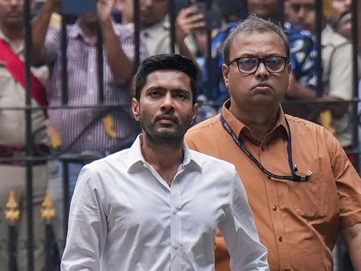 ममता बनर्जी और अभिषेक बनर्जी: टीएमसी की सत्ता में परिवार बनाम संगठन की जंग तेज ममता बनर्जी और अभिषेक बनर्जी: टीएमसी की सत्ता में परिवार बनाम संगठन की जंग तेज