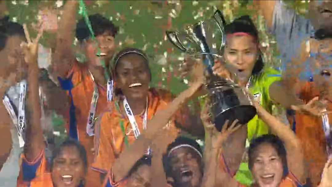 भारत की महिला फुटबॉल टीम बनी SAFF चैंपियन, बांग्लादेश को हराकर 7 साल का इंतजार खत्म भारत की महिला फुटबॉल टीम बनी SAFF चैंपियन, बांग्लादेश को हराकर 7 साल का इंतजार खत्म