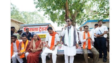 आम की छांव में मुख्यमंत्री की चौपाल: खाट पर बैठे, ग्रामीणों की सुनी बात, मौके पर दिए समाधान आम की छांव में मुख्यमंत्री की चौपाल: खाट पर बैठे, ग्रामीणों की सुनी बात, मौके पर दिए समाधान