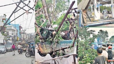 बरेली में आंधी का कहर: 419 बिजली पोल टूटे, 23 ट्रांसफार्मर फेल, शहर अंधेरे में बरेली में आंधी का कहर: 419 बिजली पोल टूटे, 23 ट्रांसफार्मर फेल, शहर अंधेरे में