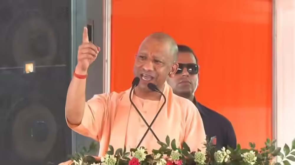 देवरिया में सीएम योगी का कड़ा संदेश, आस्था से खिलवाड़ पर चेतावनी